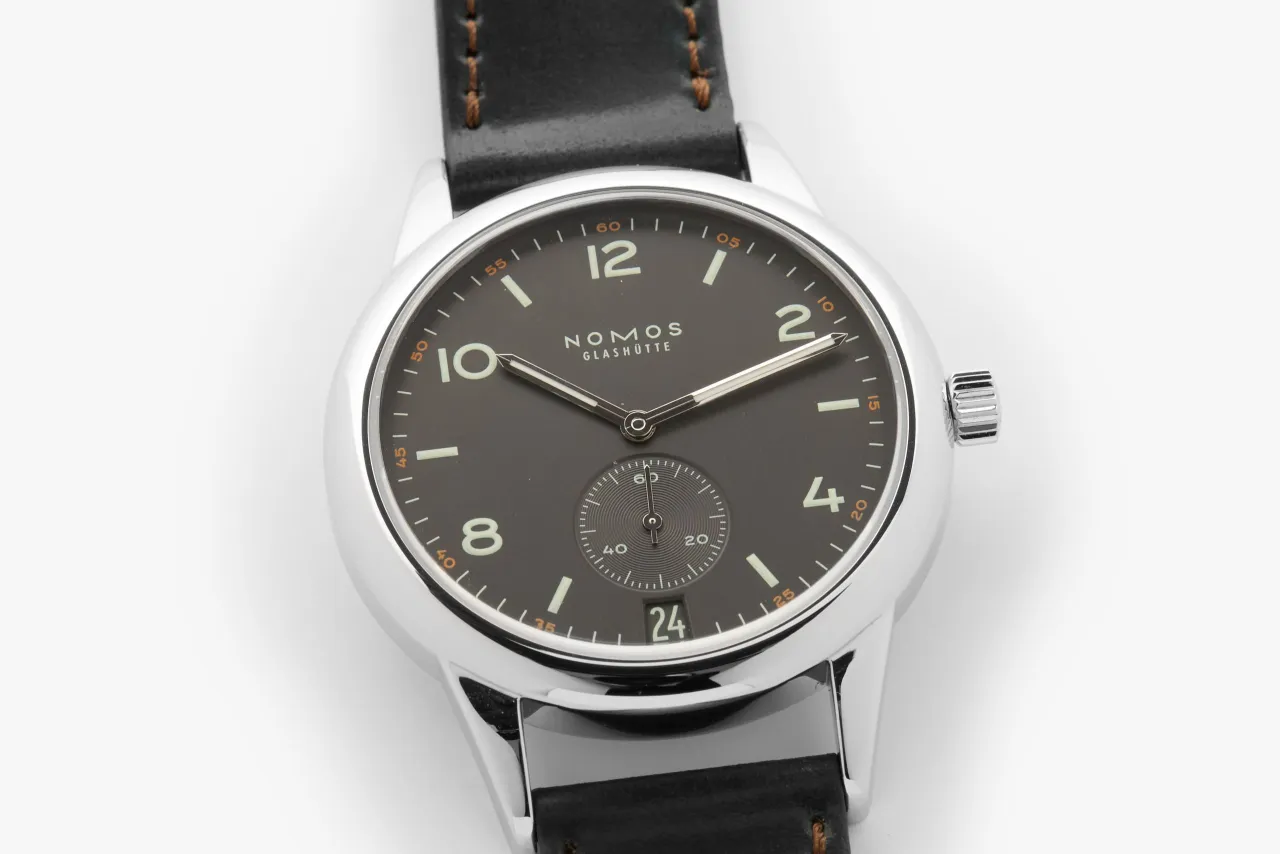NOMOS Glashütte Club Automatic Date Dark 7742 detay görseli 1