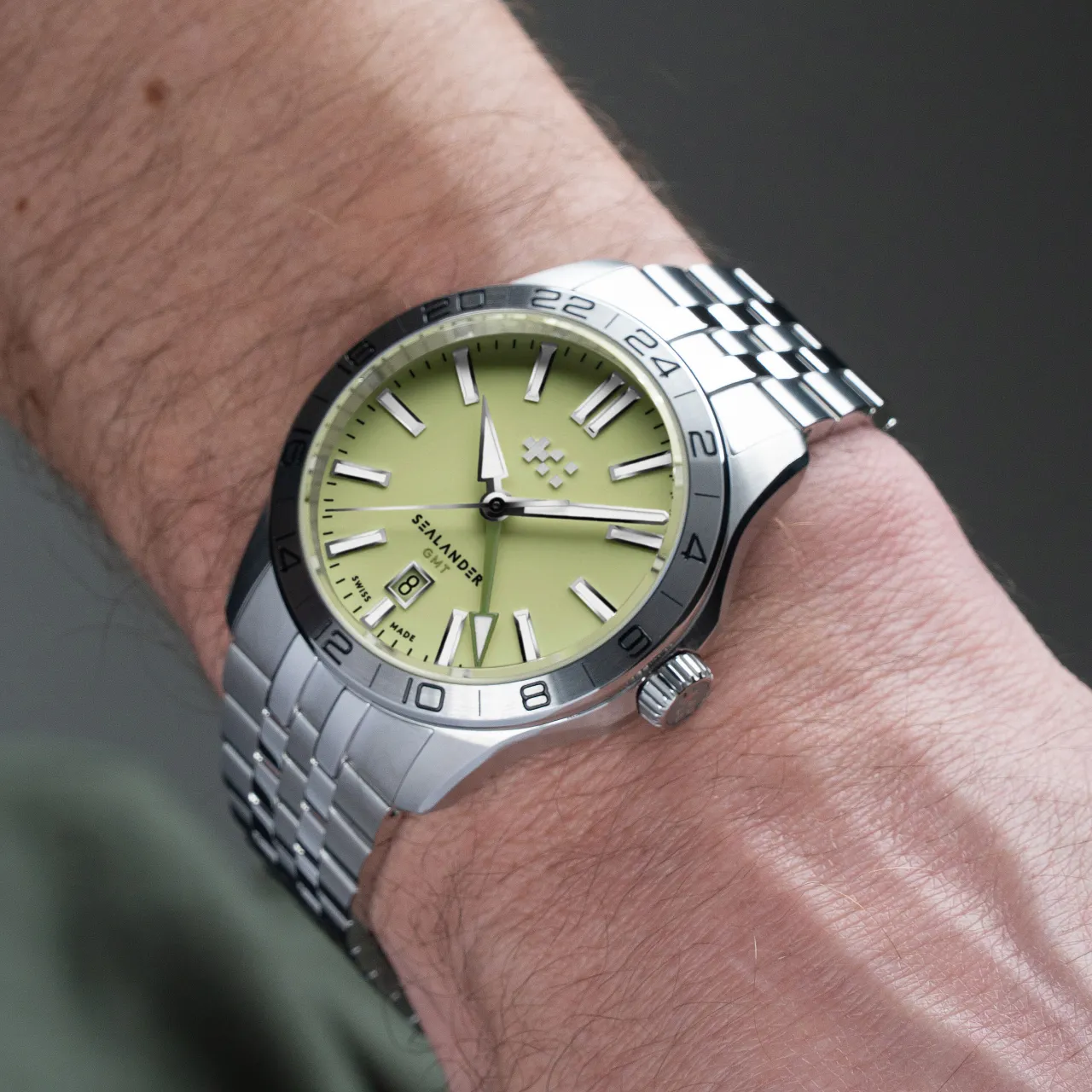 Christopher Ward C63 Sealander GMT Otomatik Pistachio C6342AGM4S00V0B1 detay görseli 1
