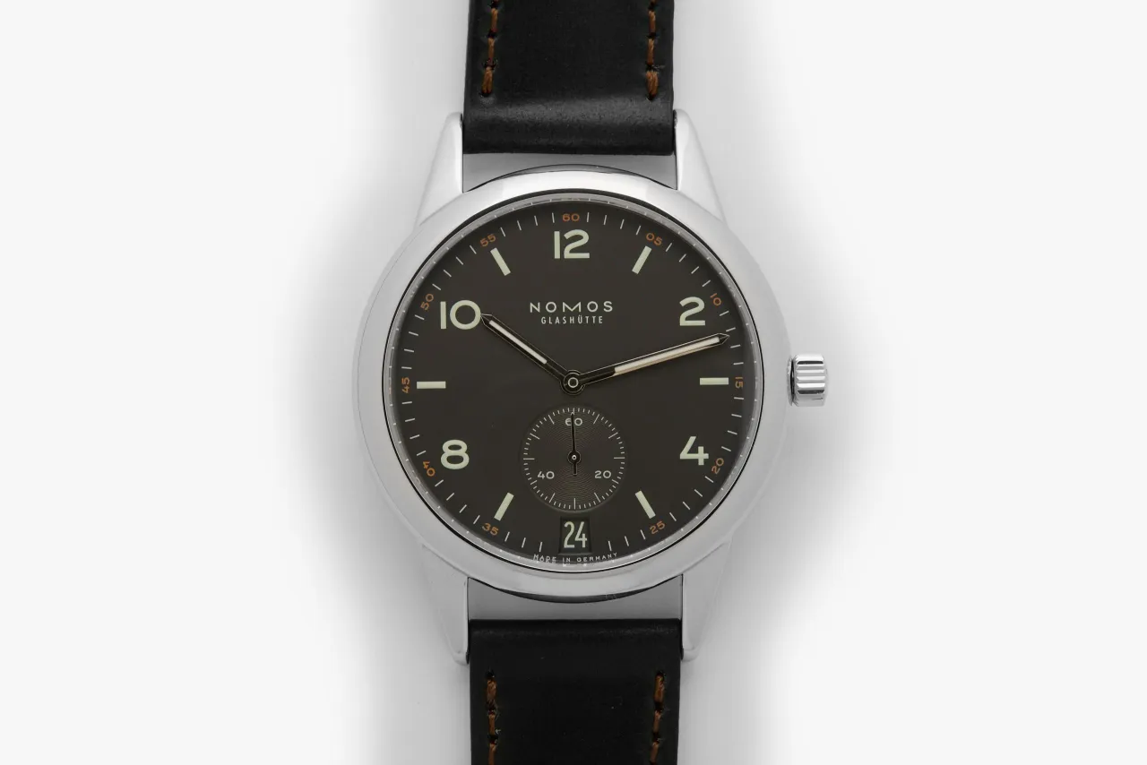 NOMOS Glashütte Club Automatic Date Dark 7742 detay görseli 2