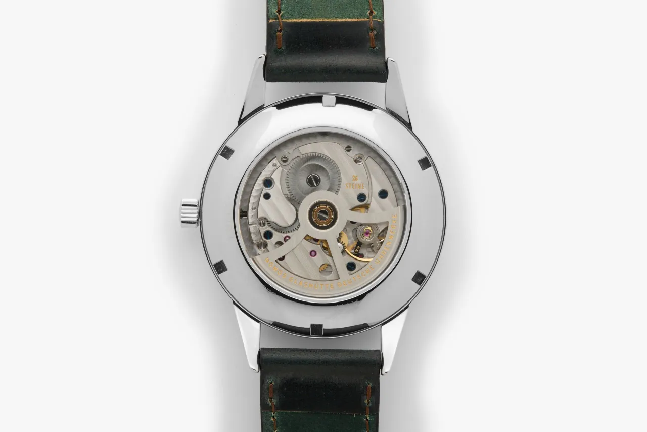 NOMOS Glashütte Club Automatic Date Dark 7742 detay görseli 3