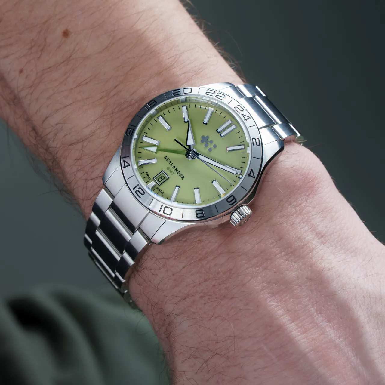 Christopher Ward C63 Sealander GMT Otomatik Pistachio C6339AGM4S00V0B0 detay görseli 1