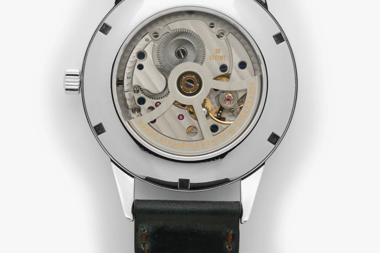 NOMOS Glashütte Club Automatic Date Dark 7742 detay görseli 4